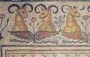 Detail (van de rand van een trottoir, van de binnenplaats van een villa in Daphne, Antiochië) door Roman